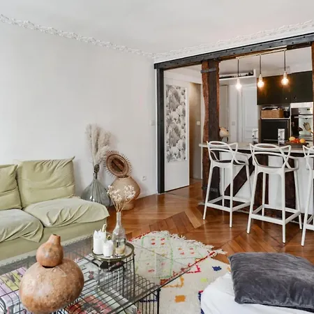 Charming Flat With Balcony In The Heart Of *