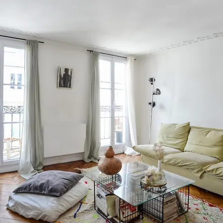 Daire Charming Flat With Balcony In The Heart Of