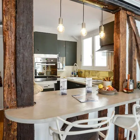 Daire Charming Flat With Balcony In The Heart Of Paris